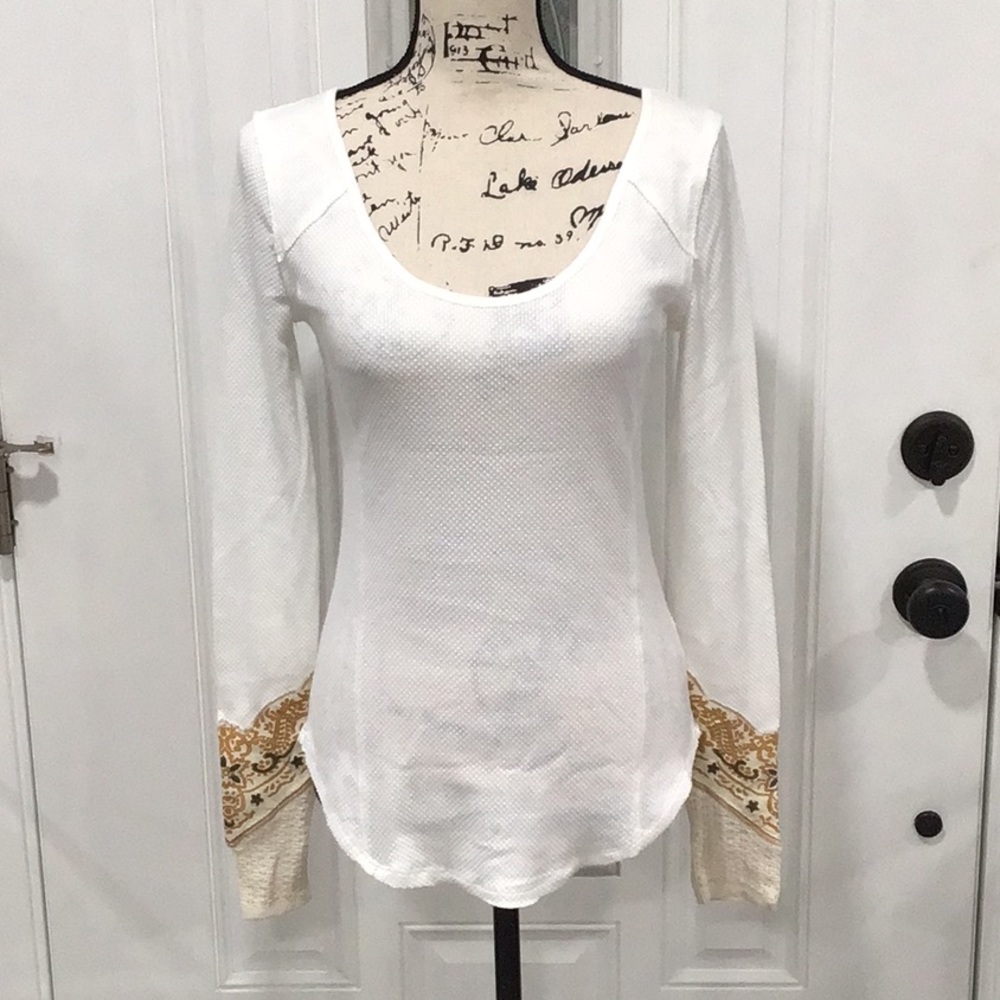 NWOT. WE THE FREE Thermal Top with Contrast Sleeves Long Sleeves Slim Fitting